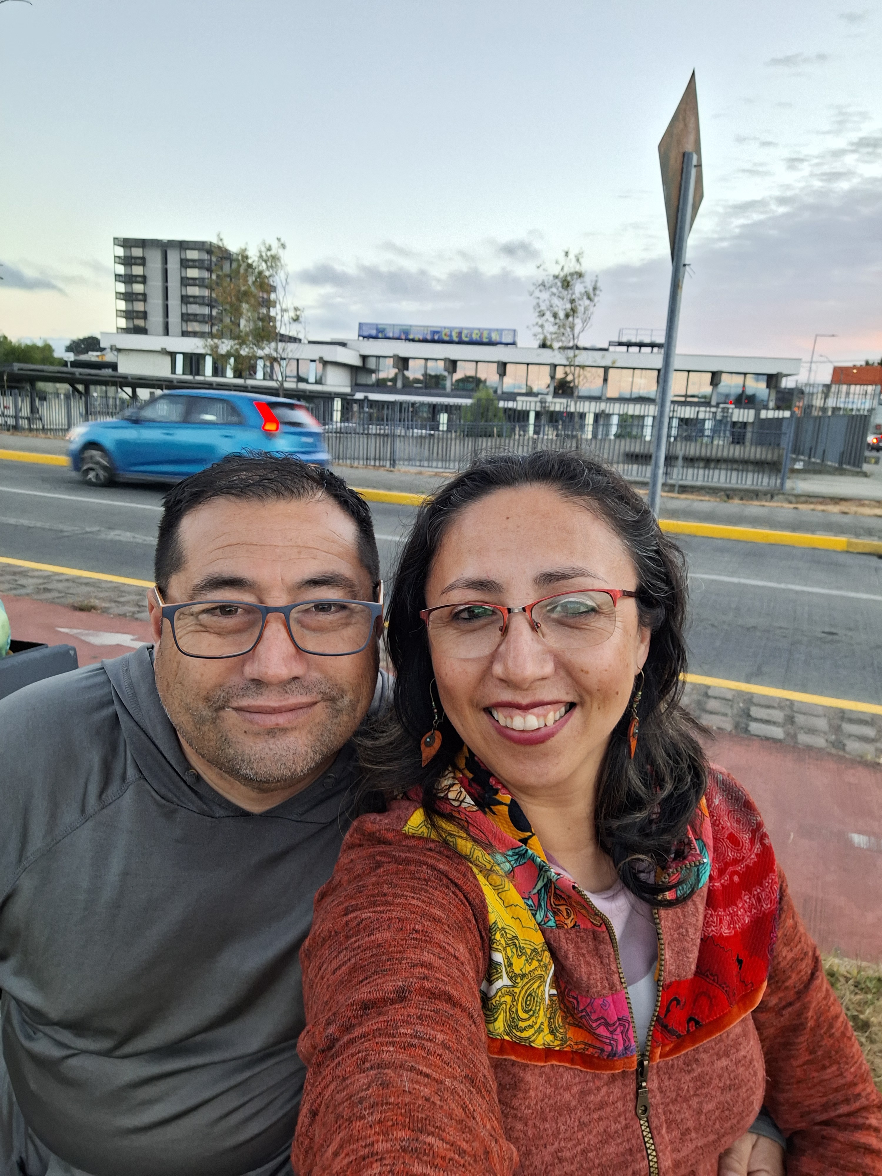 Apoderado y niño felices con transporte escolar